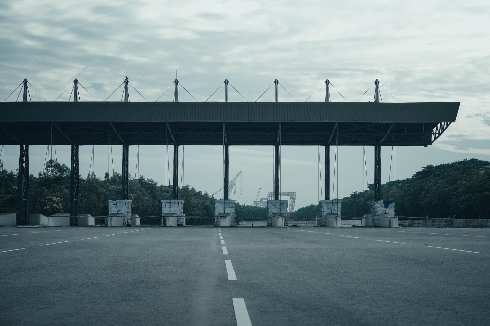 Péage vide sur une autoroute par temps couvert