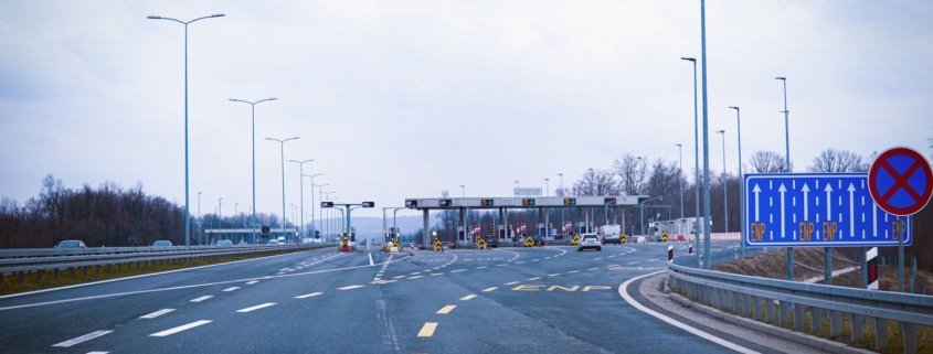 Peage camping-car : barriere de peage autoroutier avec voies de paiement