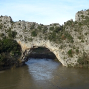 camping-car en Ardèche : le Pont d’Arc, arche naturelle au-dessus de la rivière