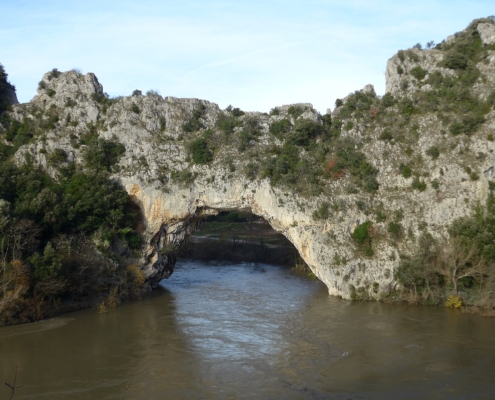 camping-car en Ardèche : le Pont d’Arc, arche naturelle au-dessus de la rivière