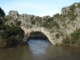 camping-car en Ardèche : le Pont d’Arc, arche naturelle au-dessus de la rivière