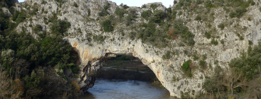 camping-car en Ardèche : le Pont d’Arc, arche naturelle au-dessus de la rivière
