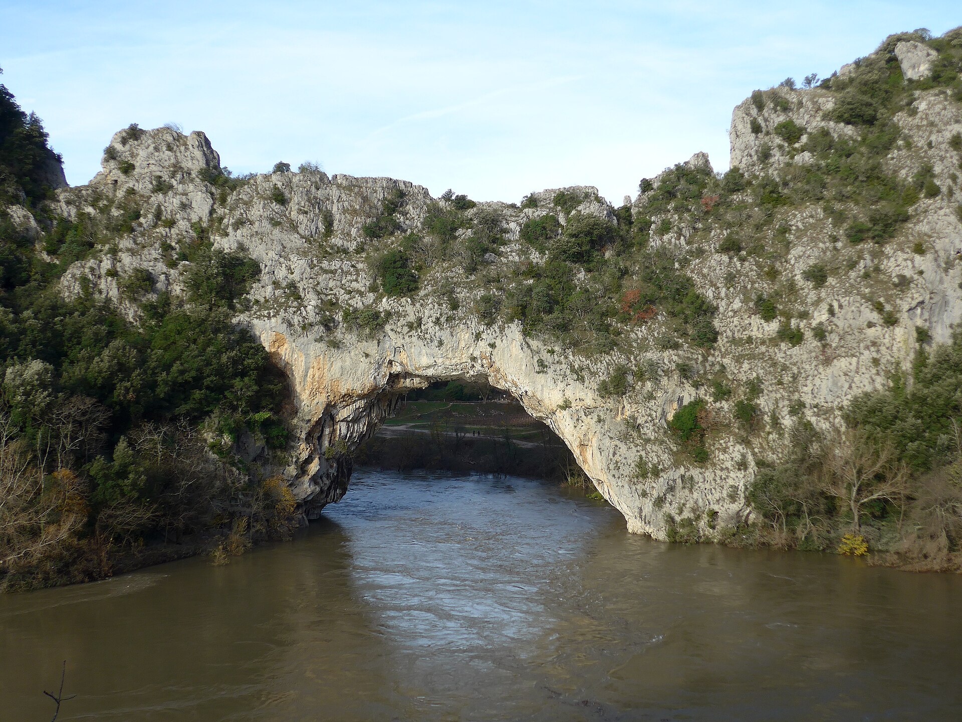 camping-car en Ardèche : le Pont d’Arc, arche naturelle au-dessus de la rivière