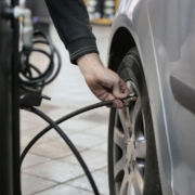 Gonflage et contrôle de la pression des pneus camping-car avant le départ