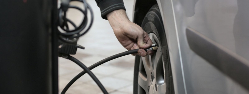 Gonflage et contrôle de la pression des pneus camping-car avant le départ