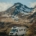Camping-car profile blanc gare face a un sommet enneige