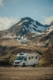 Camping-car profile blanc gare face a un sommet enneige