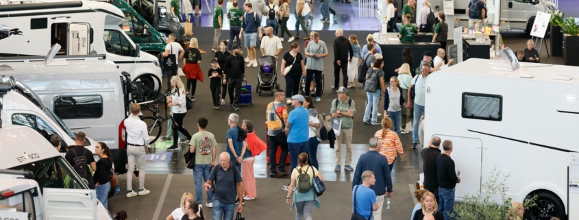 Veille camping-car : allée du Caravan Salon de Düsseldorf 2026 bordée de camping-cars et de fourgons aménagés