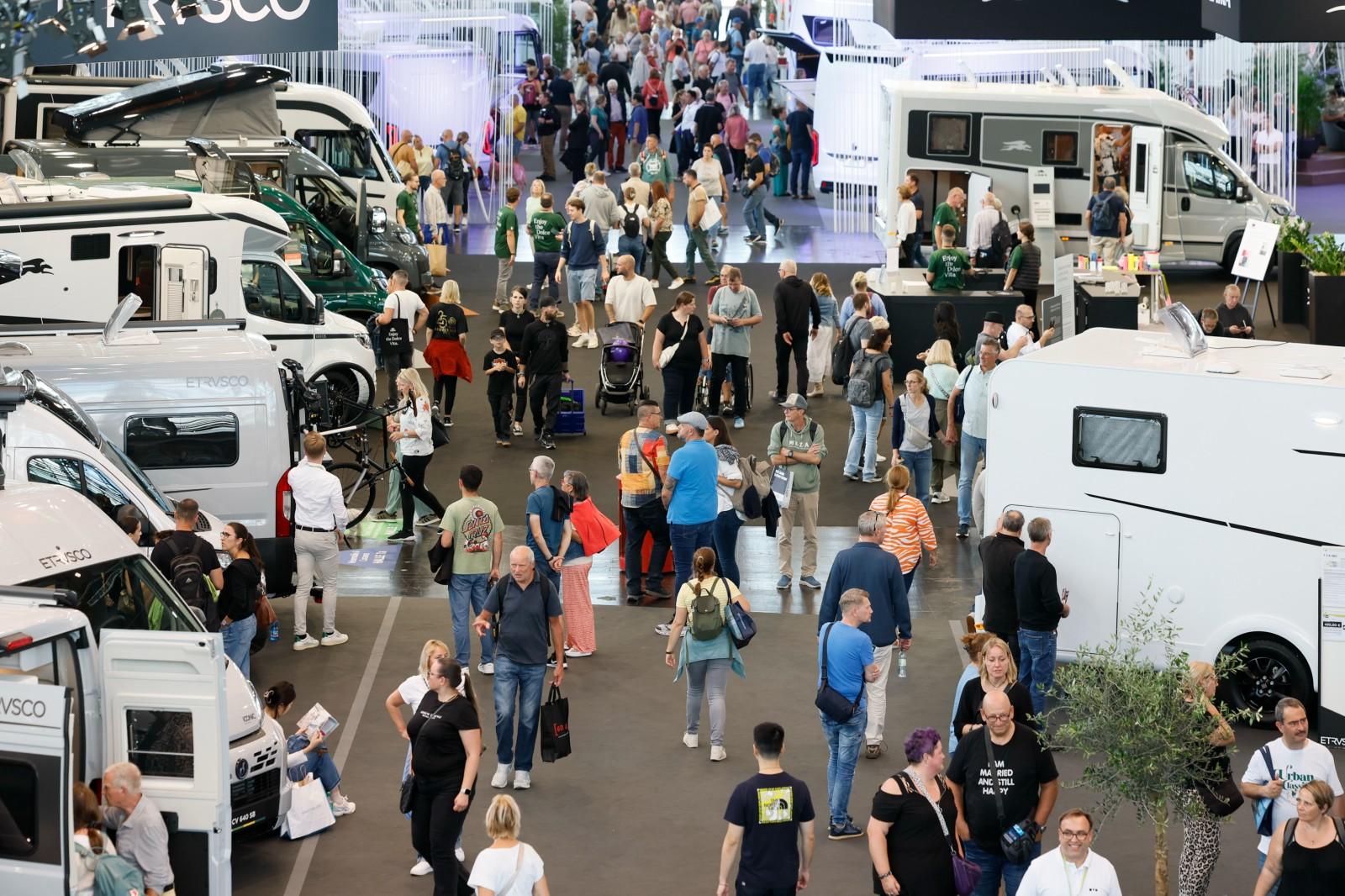 Veille camping-car : allée du Caravan Salon de Düsseldorf remplie de visiteurs entre les stands de camping-cars