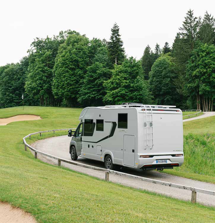 Profilé Adria Coral 2027 sur la route