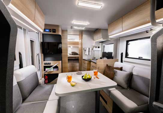 Intérieur de l'Adria Matrix Select 2027 en bois clair