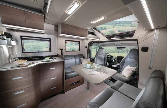 Intérieur de l'Adria Matrix Supreme 2027 en bois foncé