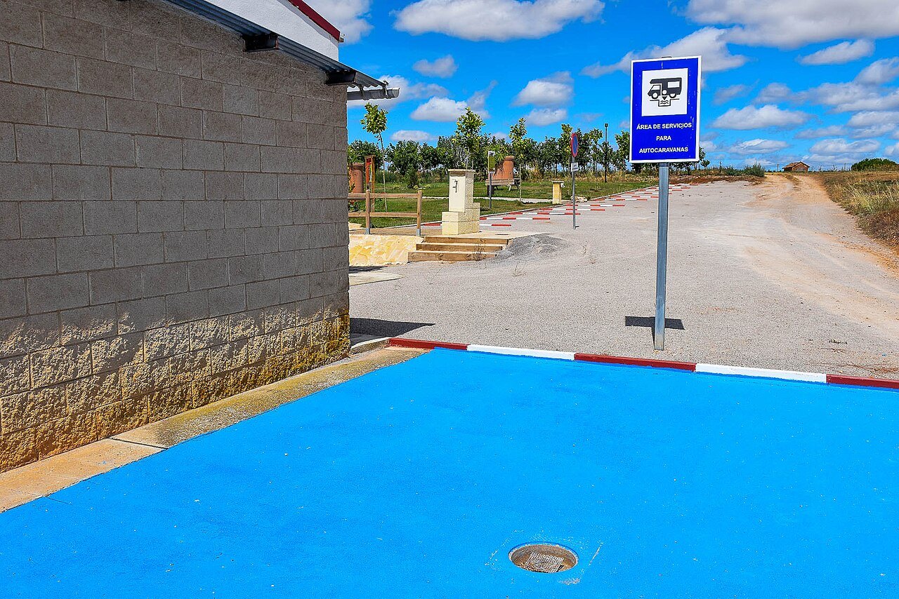 Camping-car en Espagne : borne et plateforme de services d'une area de autocaravanas