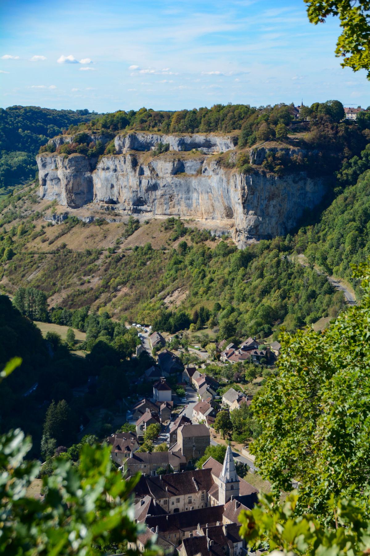 Village de Baume-les-Messieurs dans le Jura vu depuis les falaises de la reculée