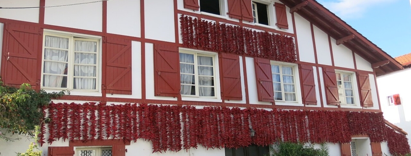 Camping-car au Pays basque : façade d'une maison d'Espelette couverte de cordes de piments qui sèchent