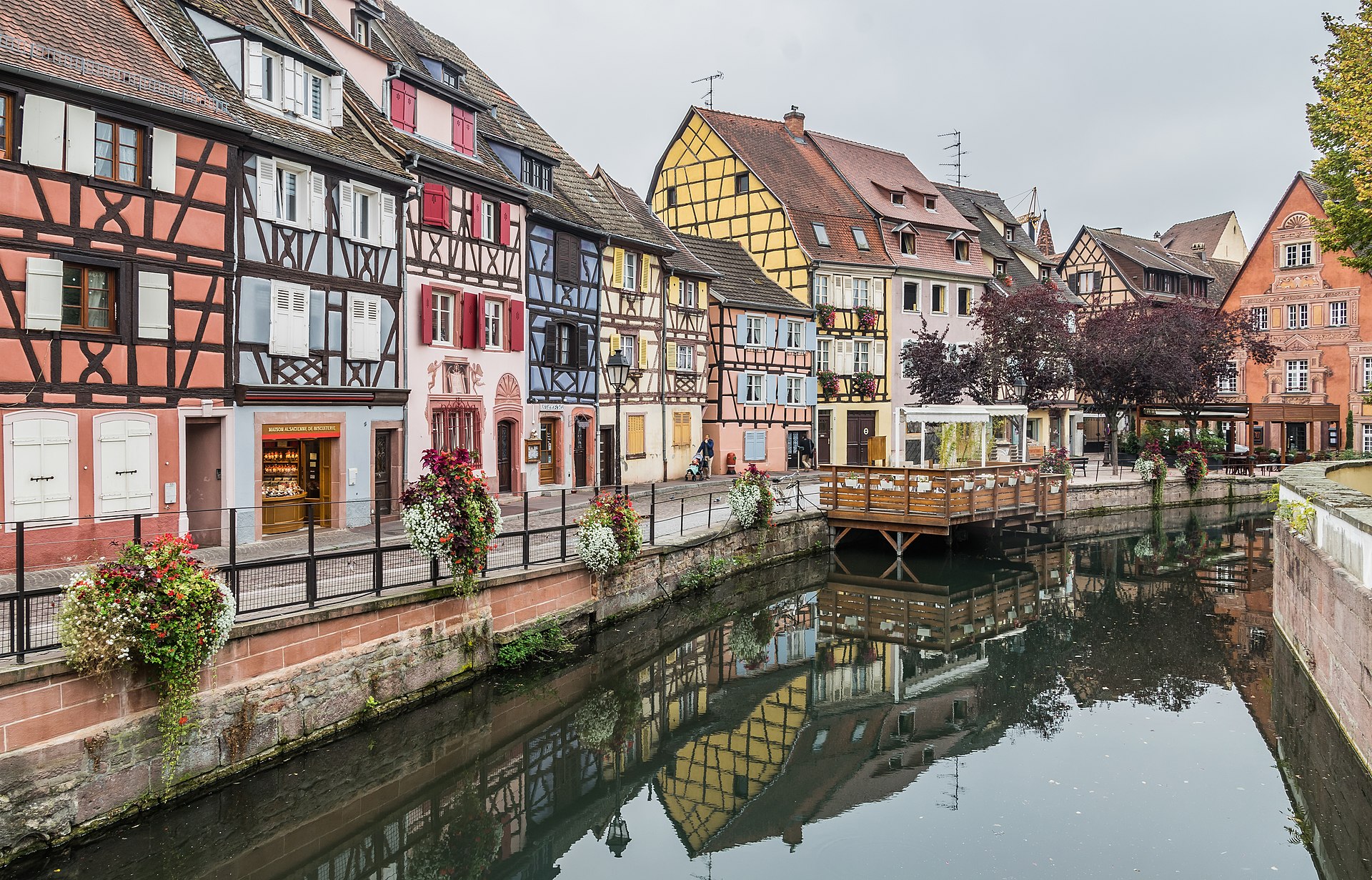 Maisons à colombages colorées le long du canal de la Petite Venise à Colmar en Alsace