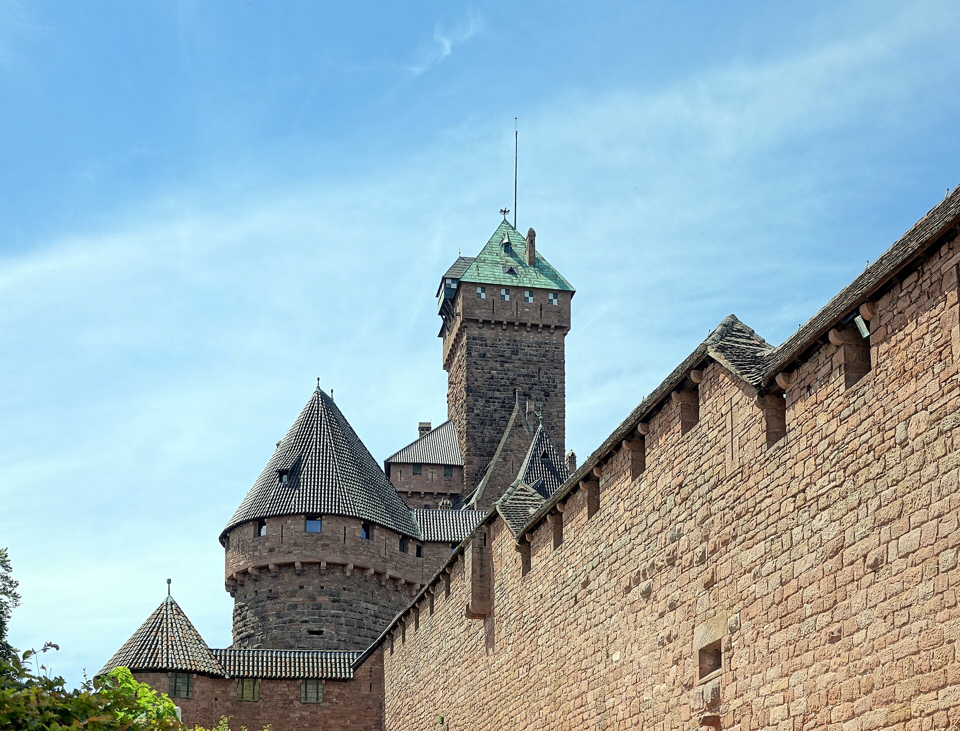 Donjon et remparts en grès rose du château du Haut-Koenigsbourg à Orschwiller, étape d'un voyage en camping-car en Alsace