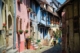 Camping-car en Alsace : ruelle pavee de Riquewihr bordee de maisons a colombages fleuries