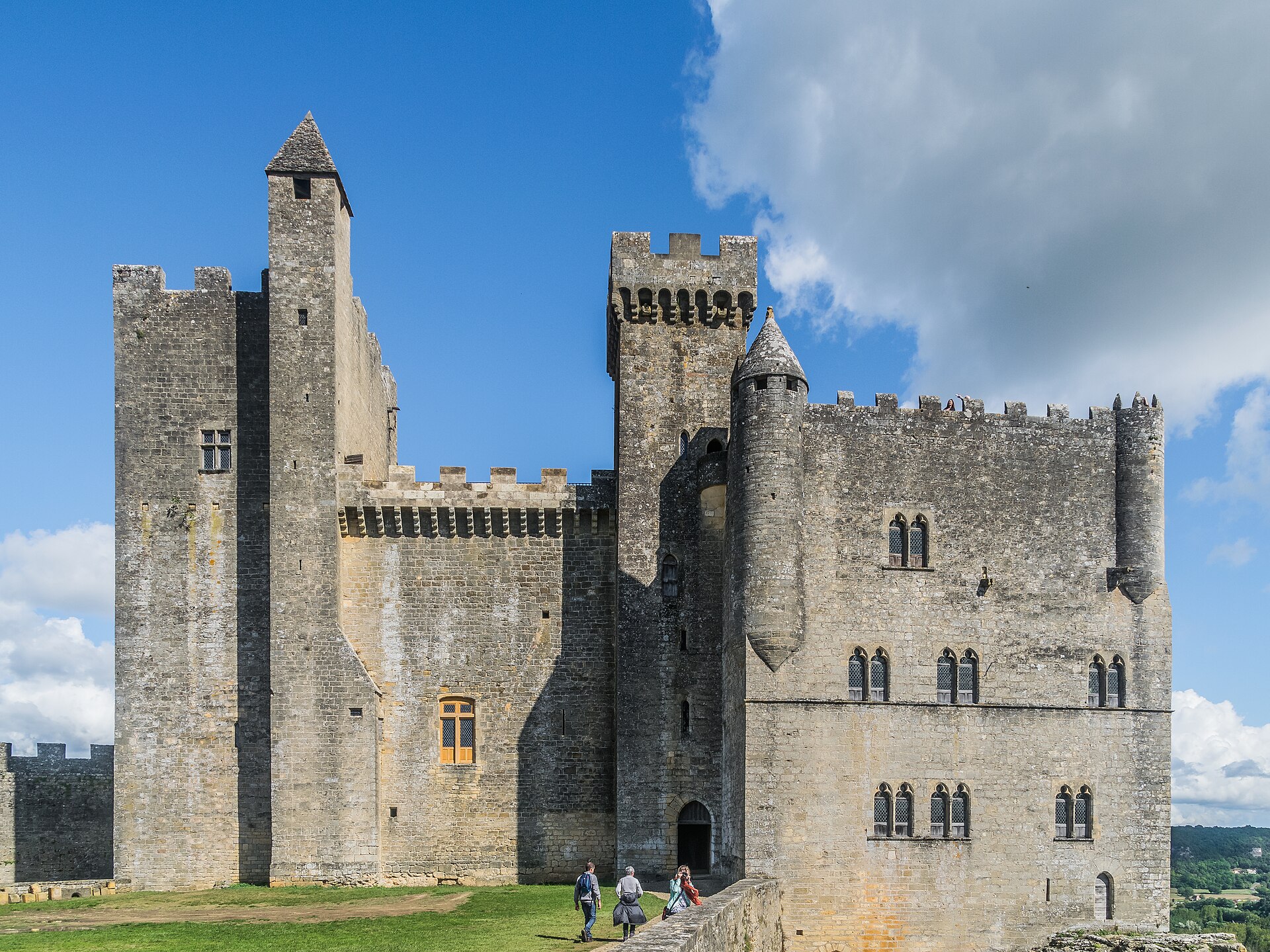 le château de Beynac-et-Cazenac vu depuis sa terrasse, étape d'un itinéraire en camping-car en Dordogne