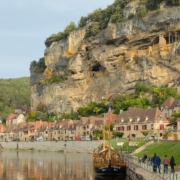 camping-car en Dordogne : le village de La Roque-Gageac adosse a sa falaise au bord de la riviere
