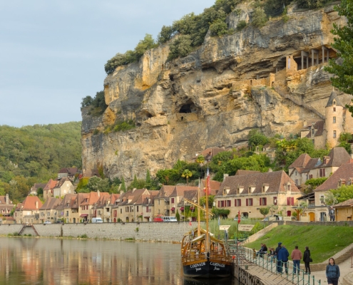 camping-car en Dordogne : le village de La Roque-Gageac adosse a sa falaise au bord de la riviere