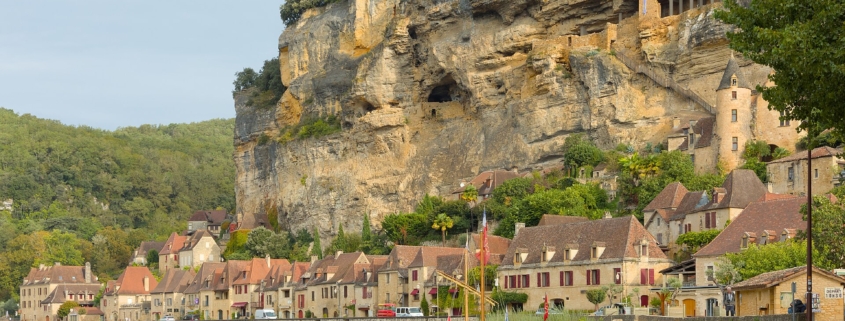 camping-car en Dordogne : le village de La Roque-Gageac adosse a sa falaise au bord de la riviere