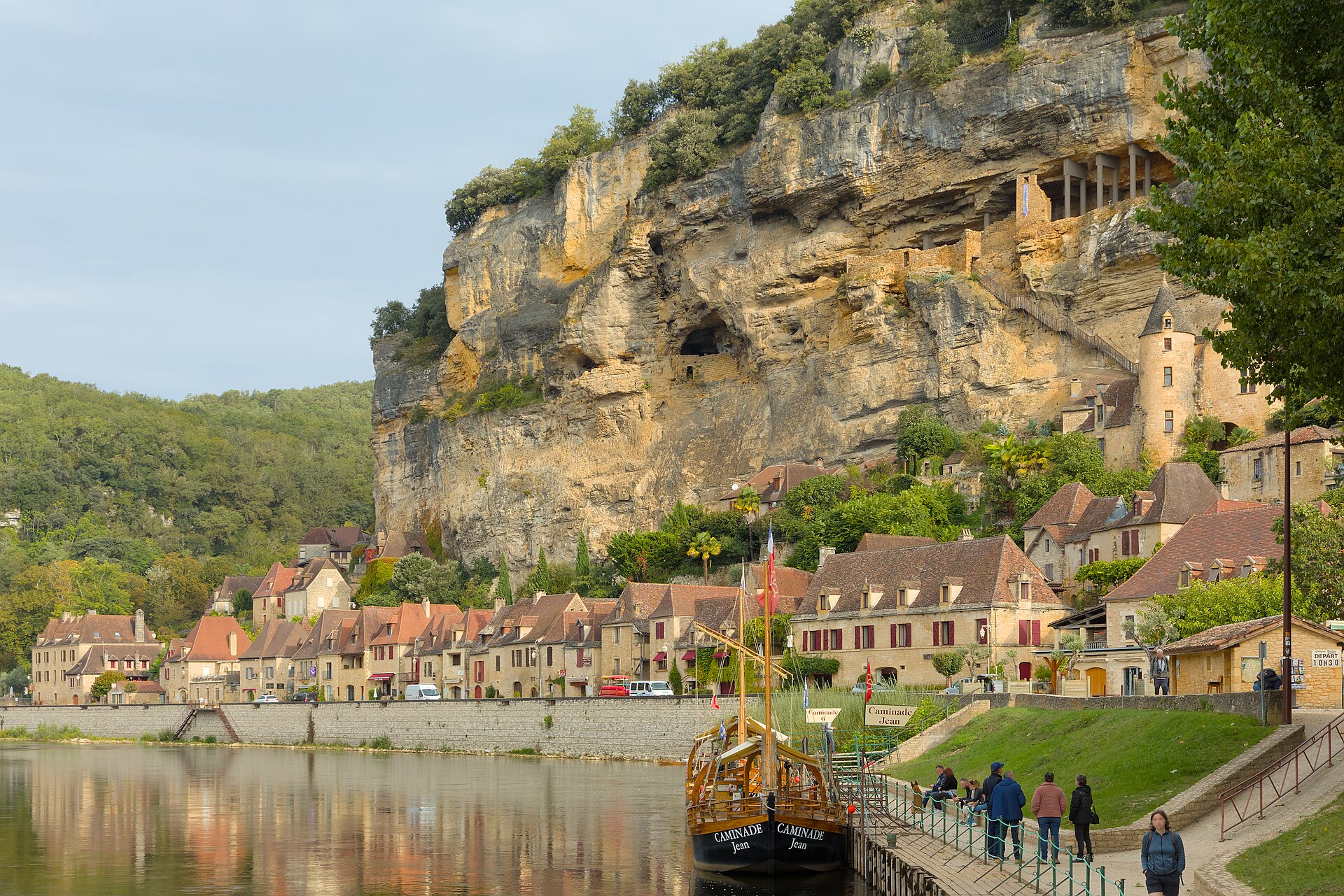 camping-car en Dordogne : le village de La Roque-Gageac adosse a sa falaise au bord de la riviere