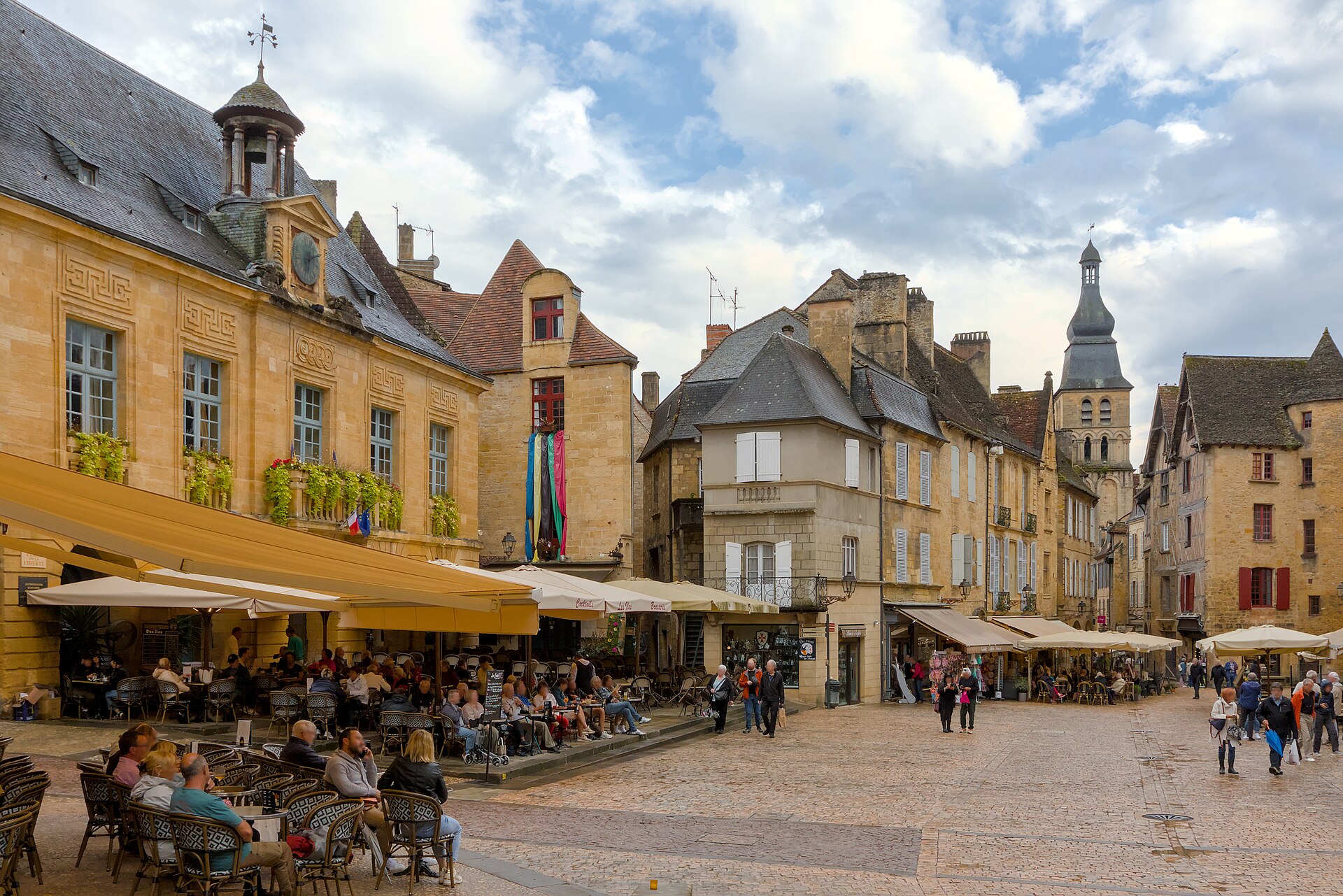 la place de la Liberté à Sarlat-la-Canéda et ses terrasses, cœur du Périgord Noir