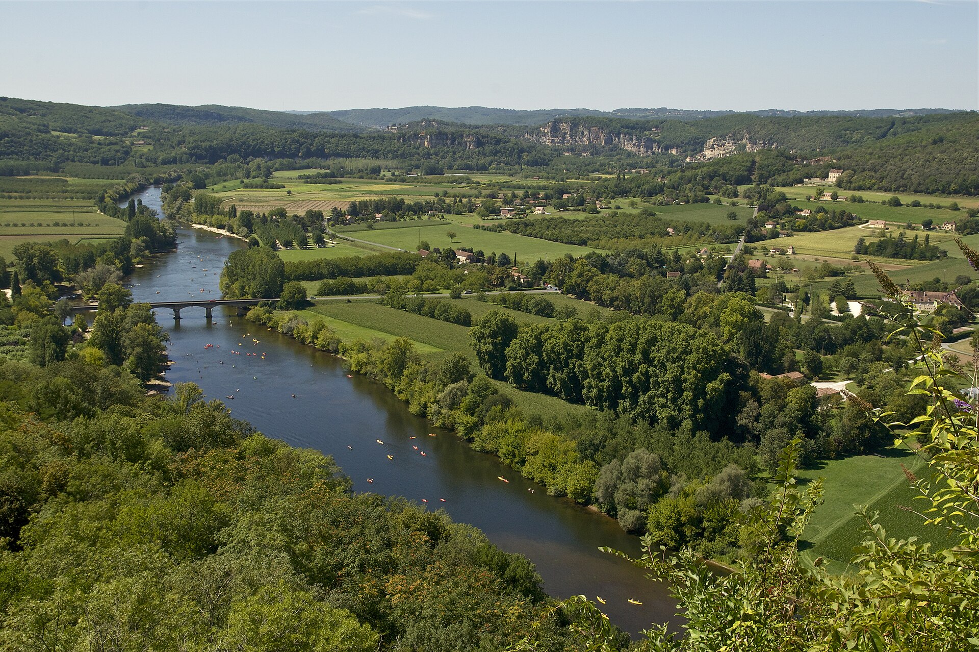 la vallée de la Dordogne et ses canoës vus depuis le belvédère de Domme