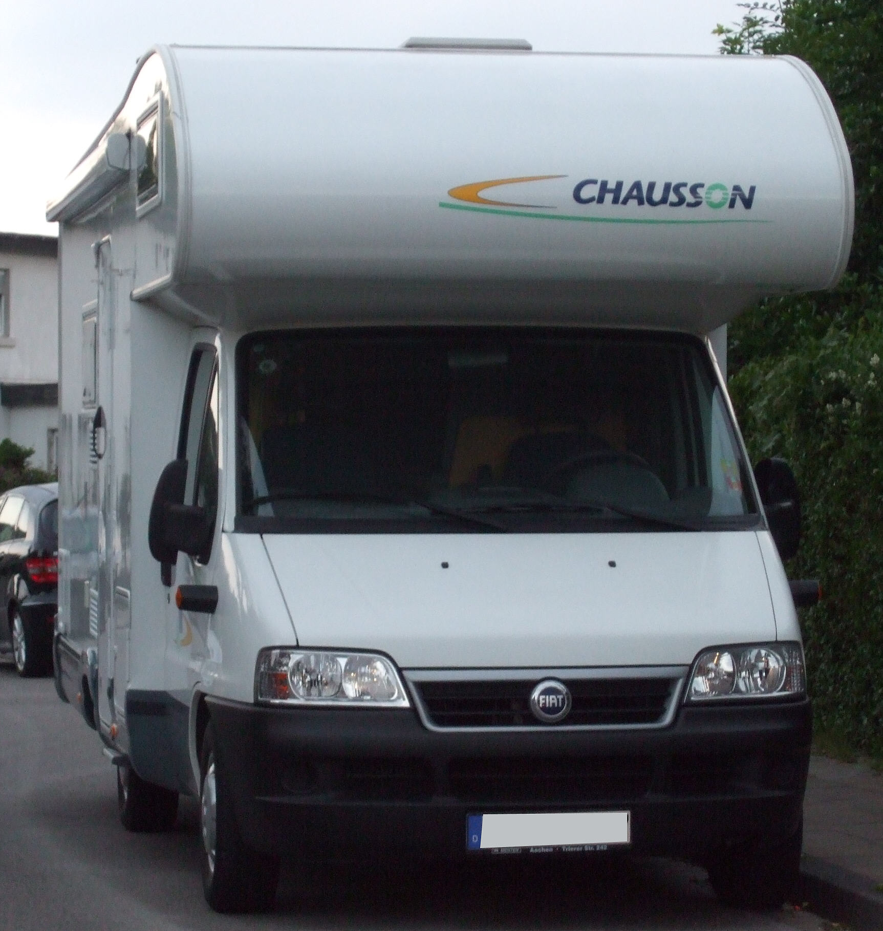 capucine Chausson sur Fiat Ducato vue de face, format courant du camping-car d'occasion abordable