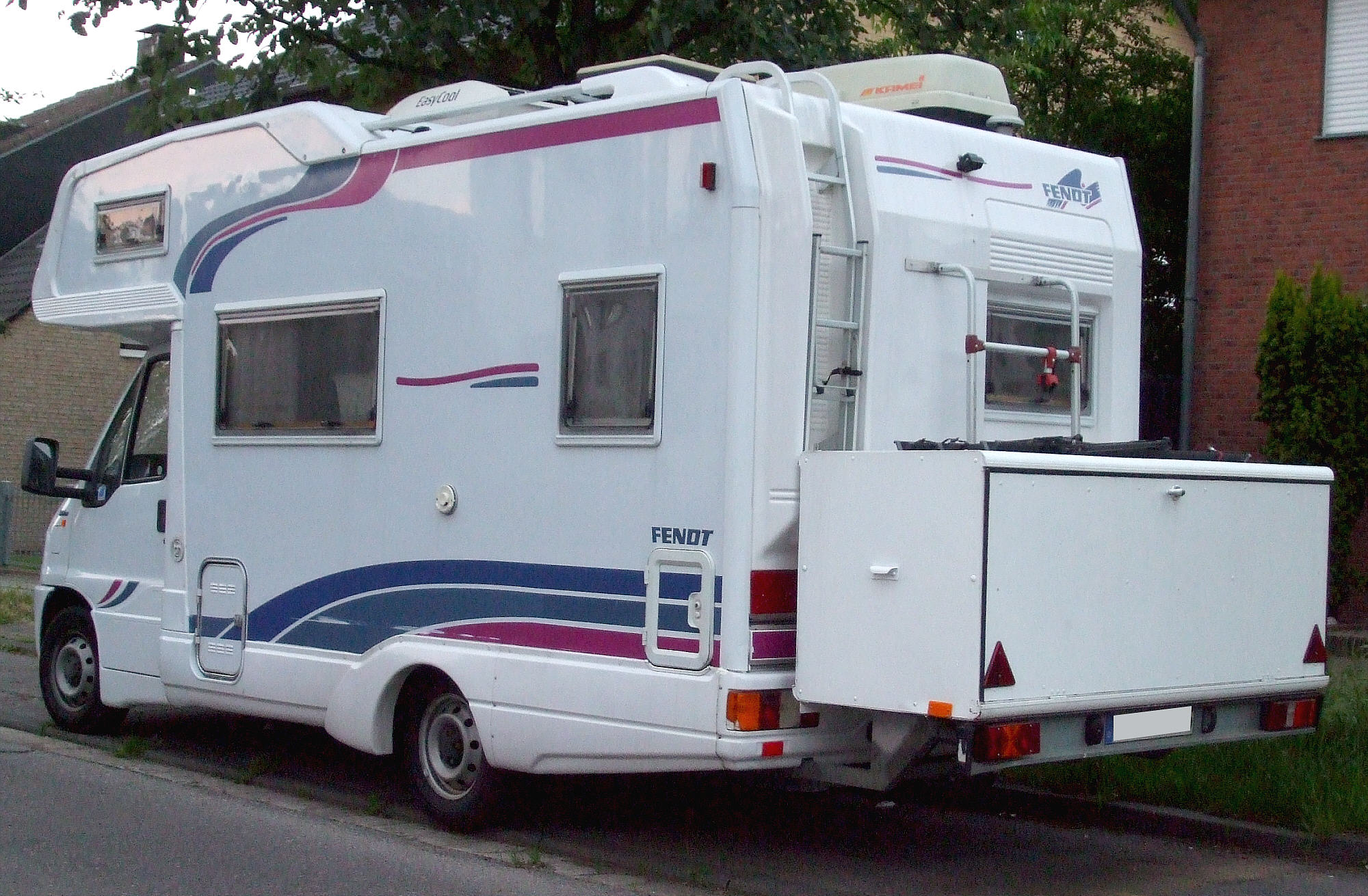 camping-car occasion moins de 20000 euros : capucine Fendt sur base Fiat Ducato garée en bord de rue