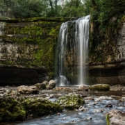 Camping-car dans le Jura : cascade du Hérisson au coeur de la forêt