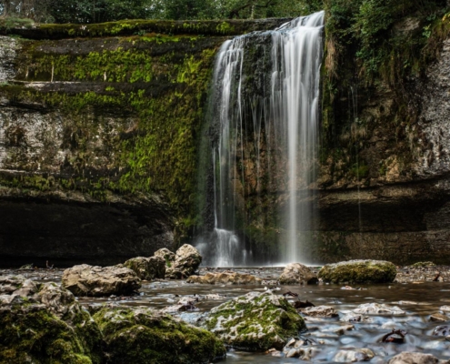 Camping-car dans le Jura : cascade du Hérisson au coeur de la forêt