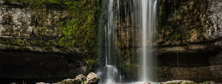 Camping-car dans le Jura : cascade du Hérisson au coeur de la forêt
