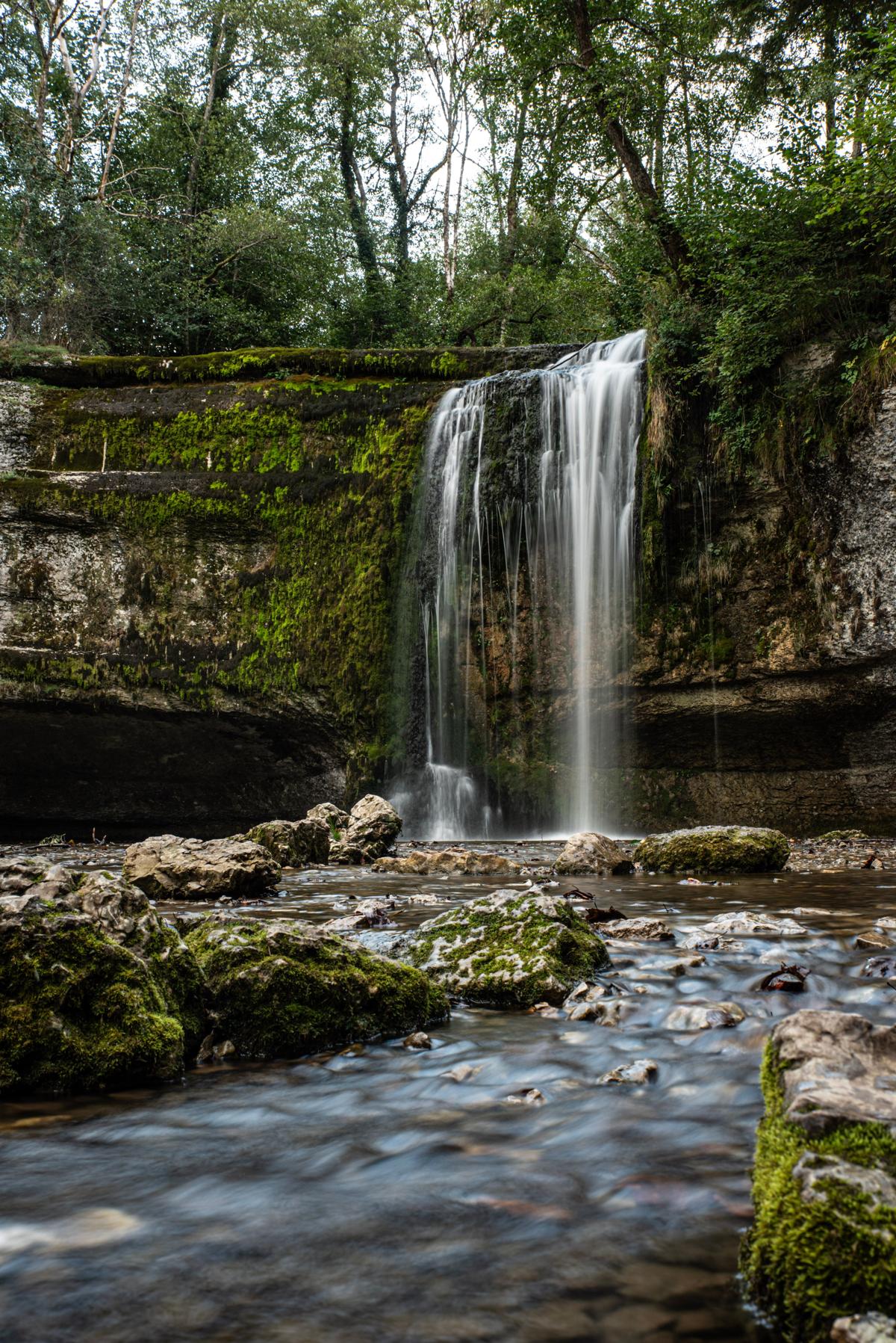 Camping-car dans le Jura : cascade du Hérisson au coeur de la forêt