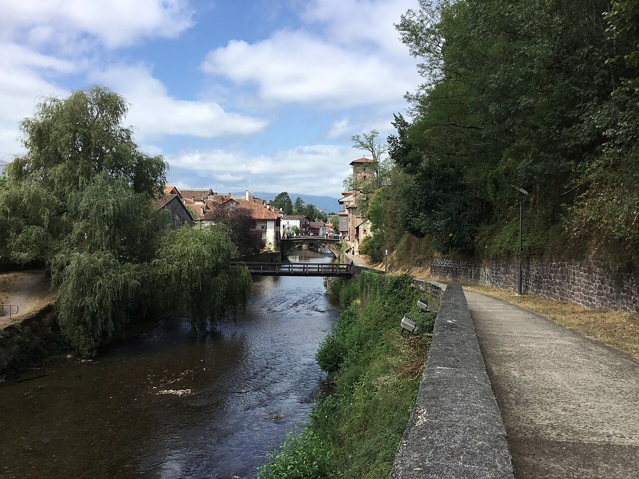 La Nive traversant Saint-Jean-Pied-de-Port, en Basse-Navarre