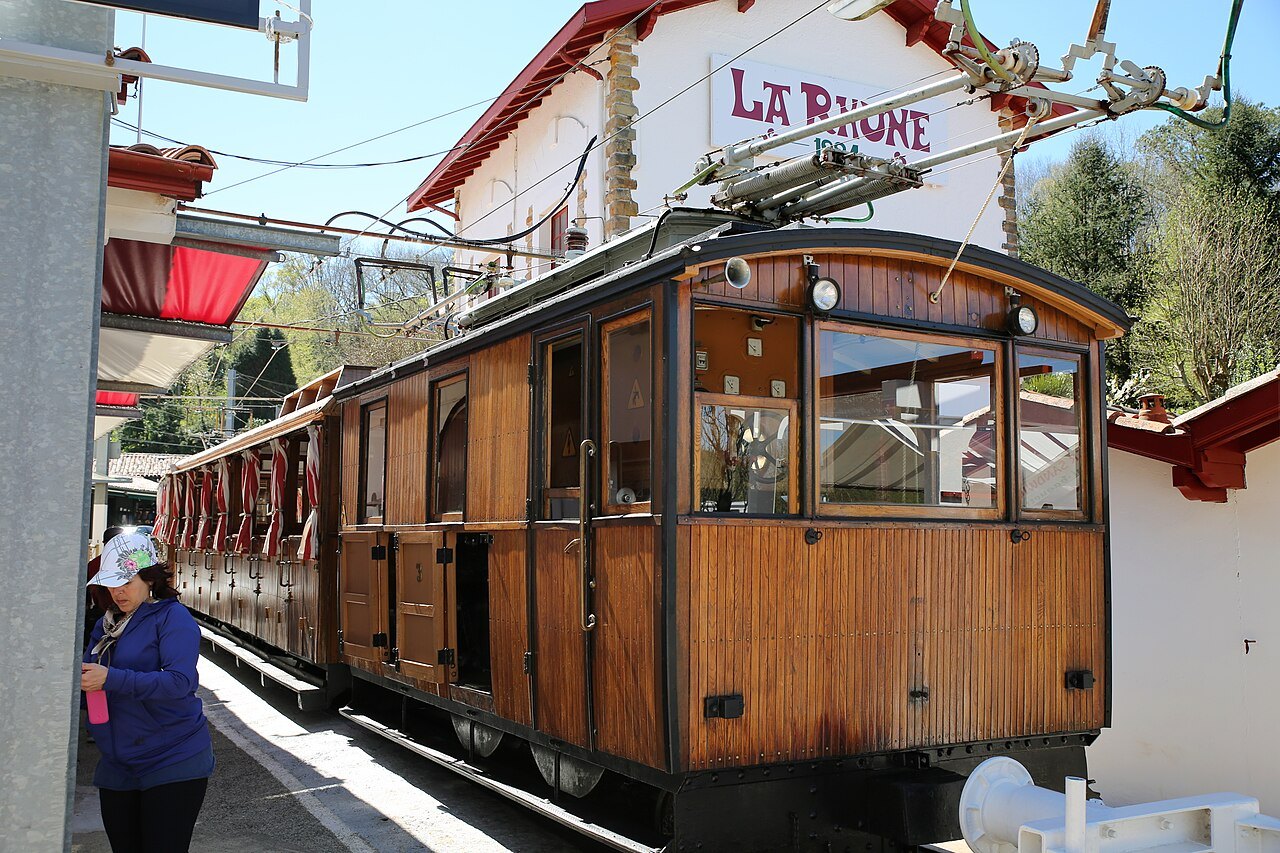 Voiture en bois du train de la Rhune en gare de Sare, au Pays basque