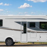Profilé Autostar de la nouvelle famille Naeos garé au bord d'un vignoble