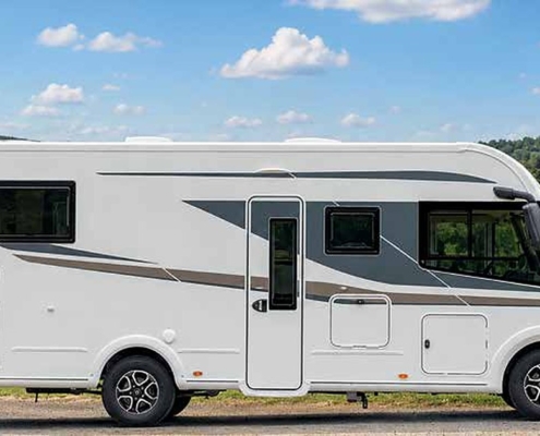 Profilé Autostar de la nouvelle famille Naeos garé au bord d'un vignoble