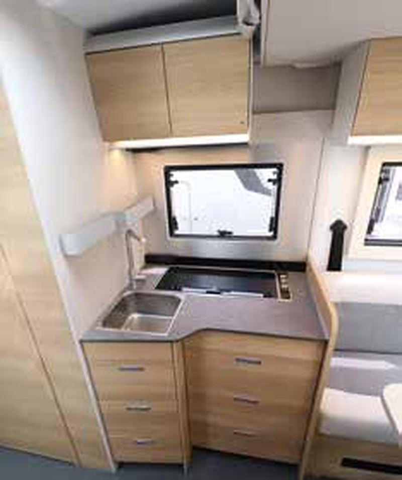 Cuisine aux lignes arrondies et finitions chêne clair du Autostar Naeos