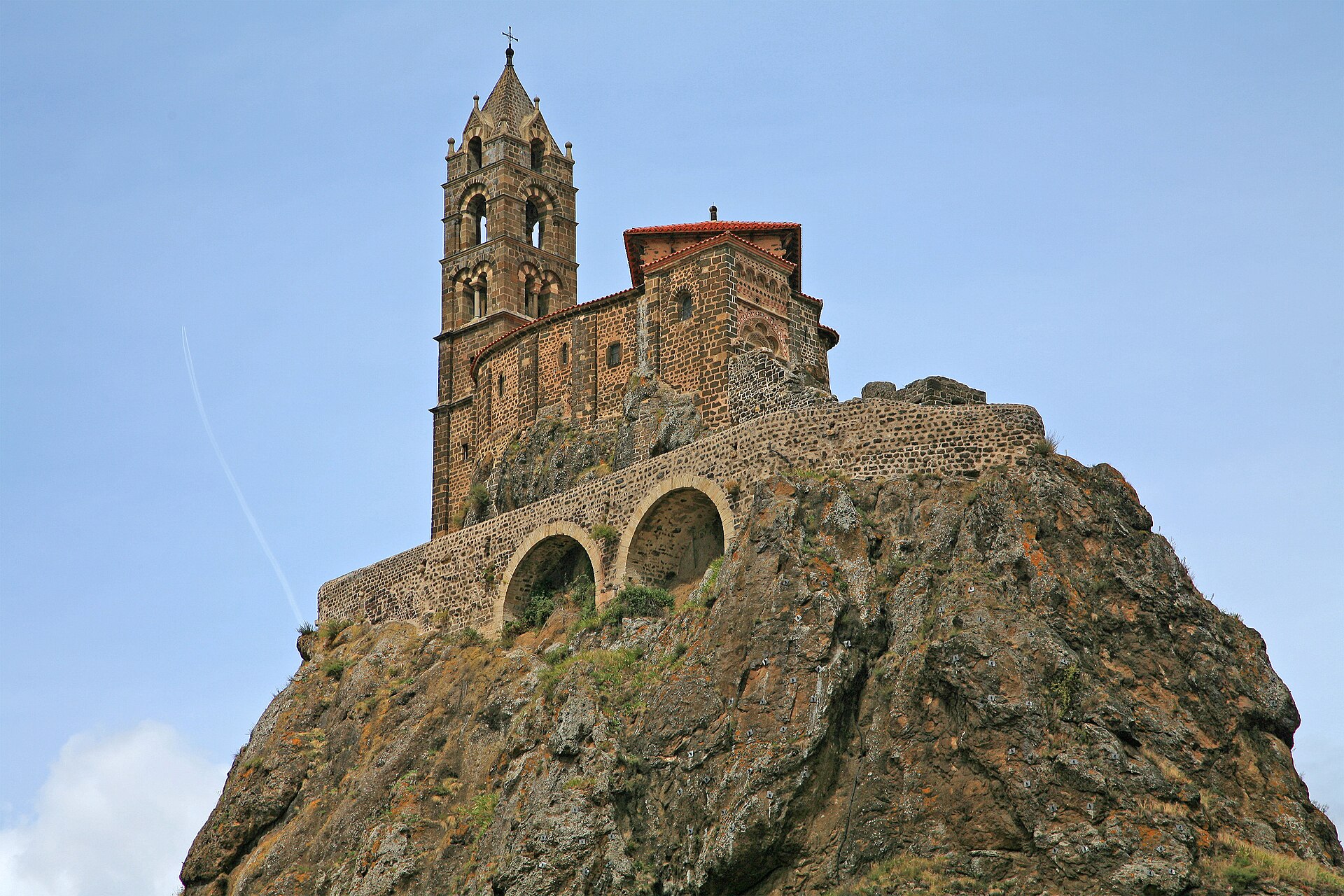 La chapelle Saint-Michel d'Aiguilhe au Puy-en-Velay, à découvrir en camping-car en Auvergne
