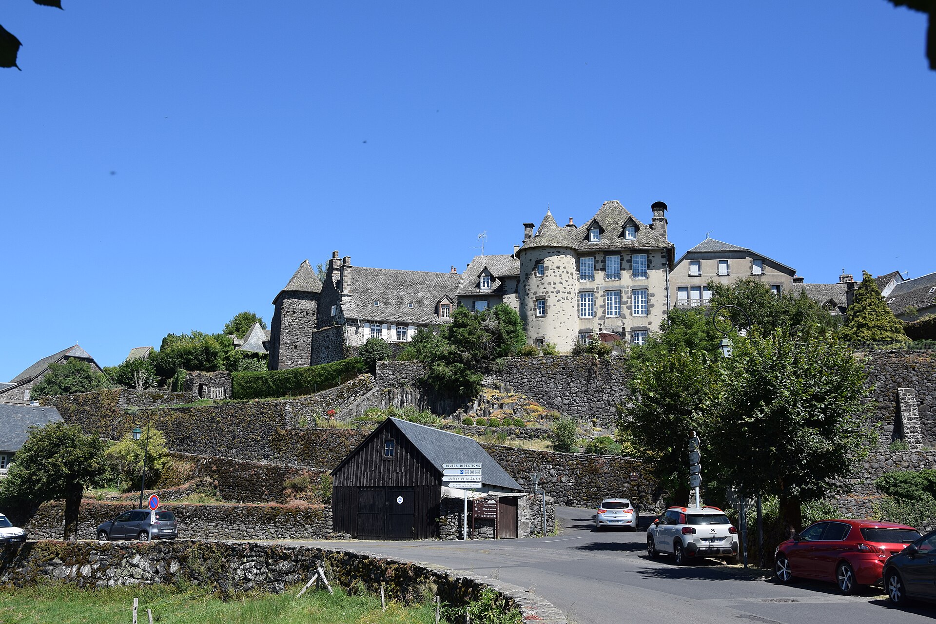 Le village de Salers dans le Cantal, étape d'un itinéraire en camping-car en Auvergne