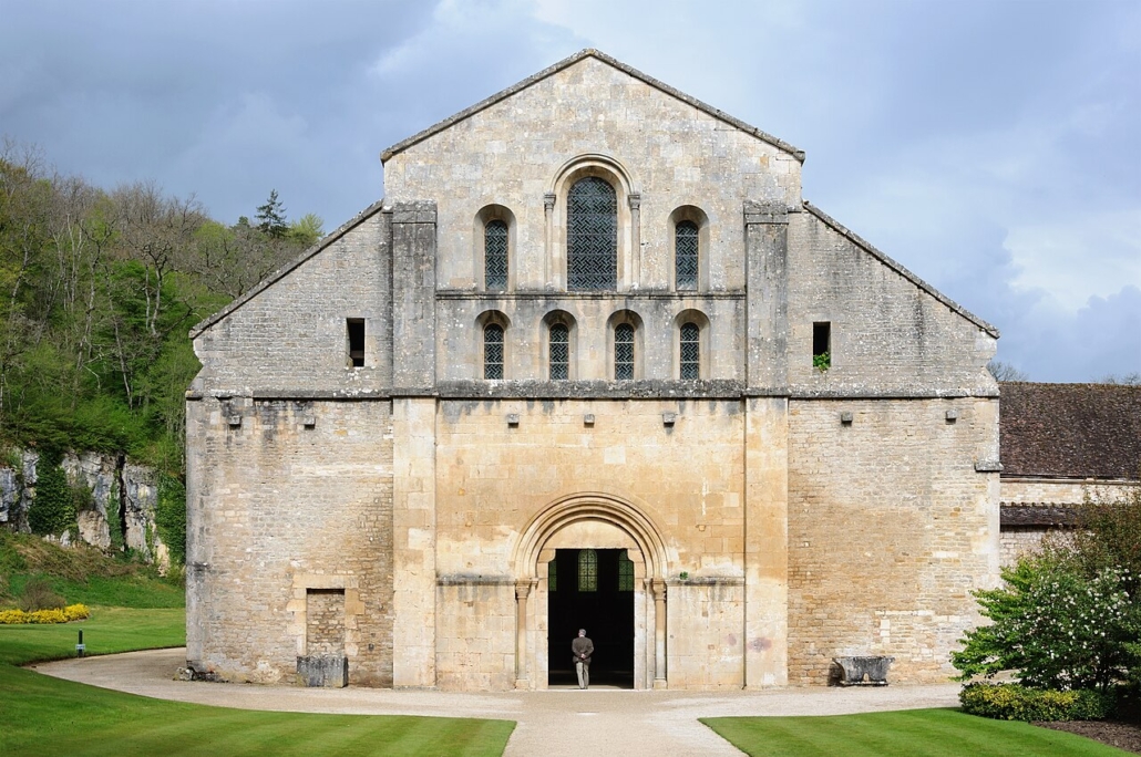 Façade de l'abbatiale de l'abbaye de Fontenay, visite incontournable en camping-car en Bourgogne