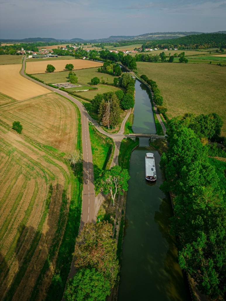 Le canal de Bourgogne et sa voie verte vus du ciel, à découvrir en camping-car