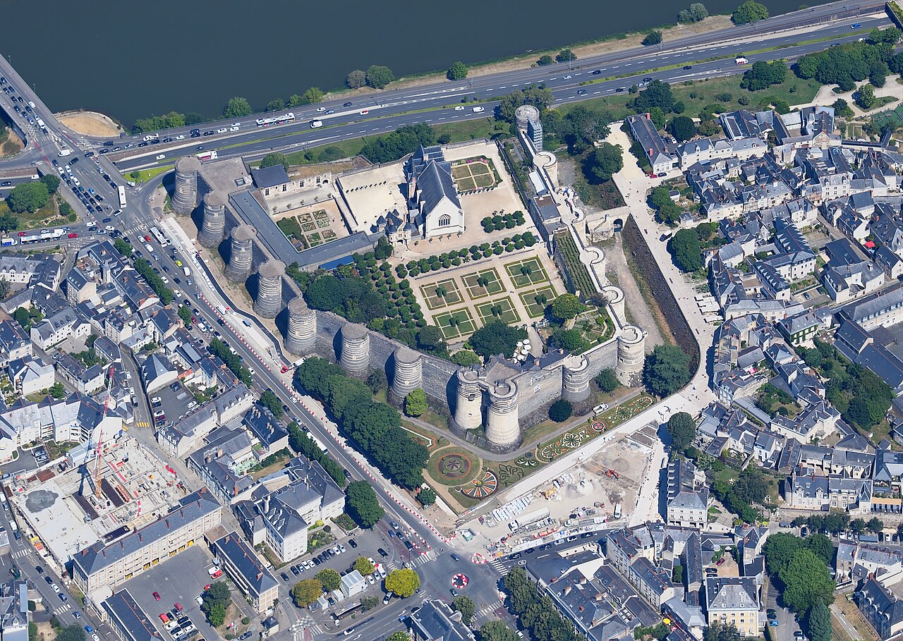 Vue aérienne du château d'Angers et de ses tours, étape d'un voyage en camping-car en Anjou