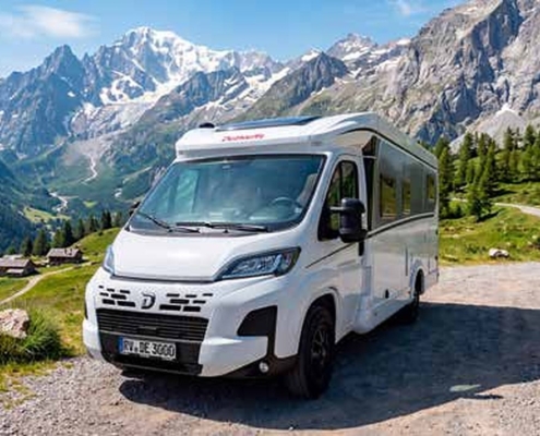 Profilé compact Dethleffs garé en montagne