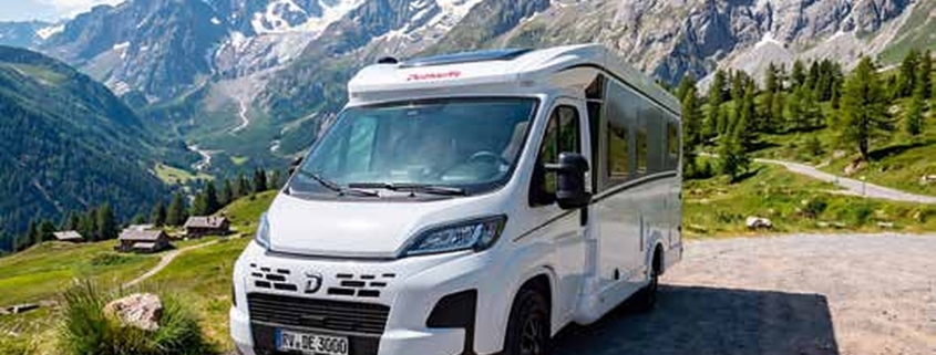 Profilé compact Dethleffs garé en montagne