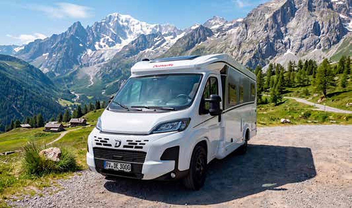 Profilé compact Dethleffs garé en montagne