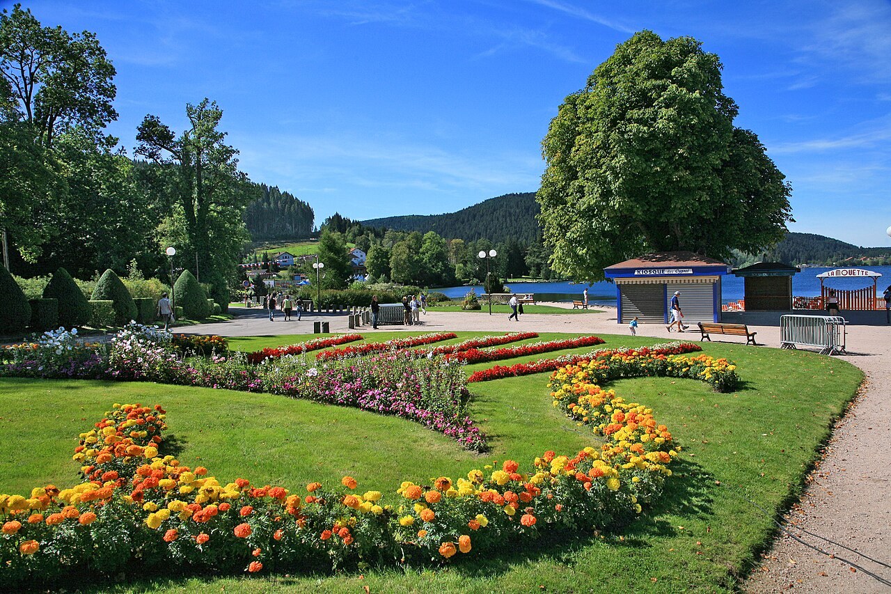 Lac de Gérardmer et ses massifs de fleurs, étape d'un camping-car dans les Vosges