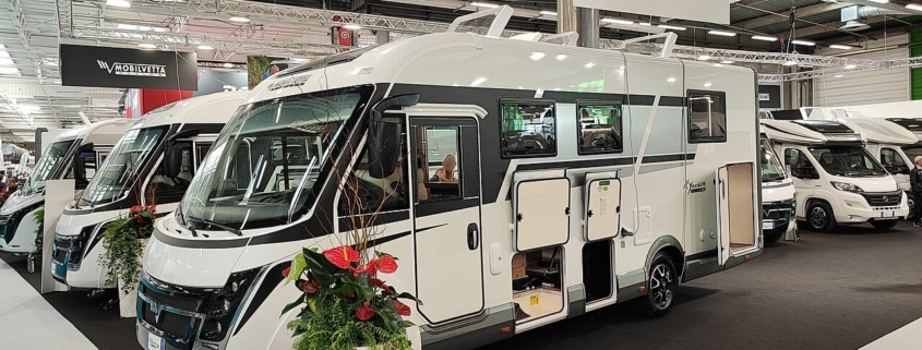 Stand Mobilvetta au Salon des véhicules de loisirs, camping-cars exposés dans un hall